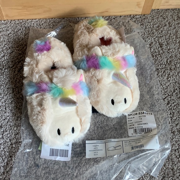 Brand new slippers - Picture 1 of 2